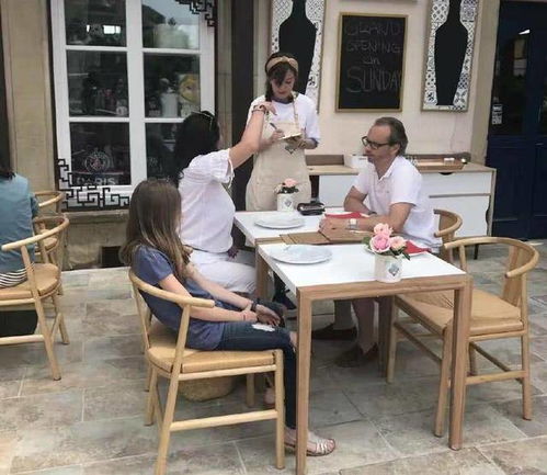 中餐厅2路透图曝光 王俊凯化身最帅服务员，侧颜逆天诠释中餐服务魅力